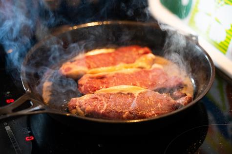 Evita freír la carne a altas temperaturas, es dañino.    Evita freír la carne a altas temperaturas, es dañino.