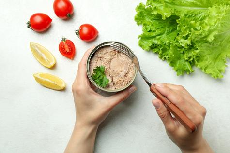 No es recomendable comer latas de atún diariamente. No es recomendable comer latas de atún diariamente.