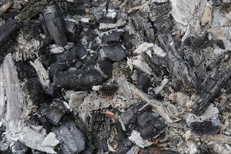 Las cenizas después de hacer una parrilla son útiles para preservar los alimentos.    Las cenizas después de hacer una parrilla son útiles para preservar los alimentos.