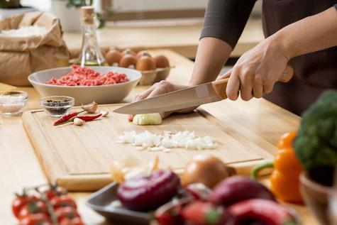 El papel de cocina será el mejor aliado al picar los alimentos. El papel de cocina será el mejor aliado al picar los alimentos.