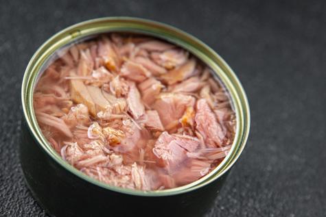 Evita guardar las latas de atún en el refrigerador debido a que pueden causar daños estomacales. Evita guardar las latas de atún en el refrigerador debido a que pueden causar daños estomacales.