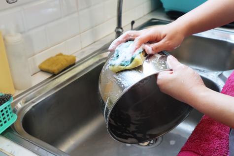 Lava las ollas con lavavajillas, esponja y agua caliente para eliminar la grasa.   