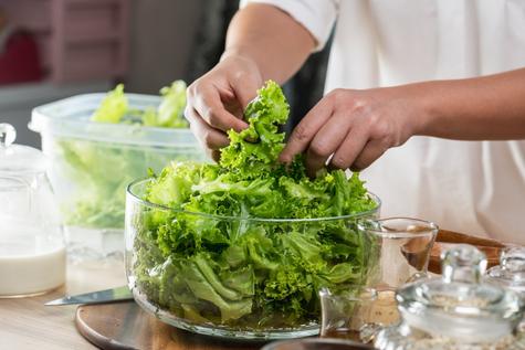 Troza, lava, seca y guárdala en un recipiente hermético para conservarla fresca por muchos días.    Troza, lava, seca y guárdala en un recipiente hermético para conservarla fresca por muchos días.