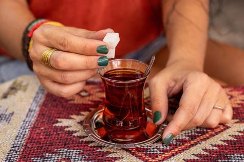 Té de kukicha tiene calcio, vitaminas y minerales.    Té de kukicha tiene calcio, vitaminas y minerales.