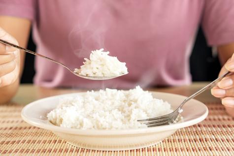Consumir arroz caliente aumenta los picos de glucosa. Consumir arroz caliente aumenta los picos de glucosa.
