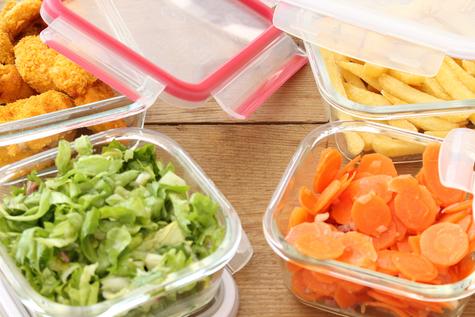 Los alimentos se conservan mejor en recipientes herméticos.   