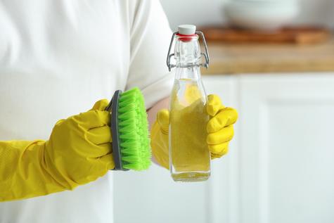 El vinagre, un producto que fácilmente podrás encontrar en la cocina.    El vinagre, un producto que fácilmente podrás encontrar en la cocina.