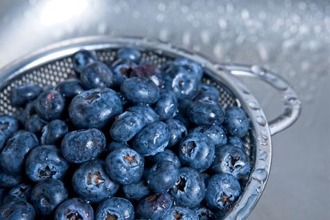 Lava los arándanos con agua y aparte en una solución de agua y vinagre.   