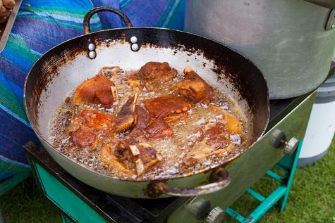 Se debe evitar cocinar el chicharrón de cerdo con manteca o aceite. Se debe evitar cocinar el chicharrón de cerdo con manteca o aceite.