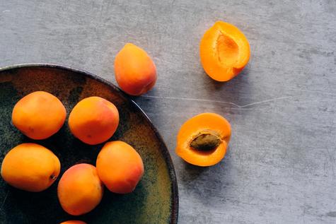El albaricoque es la fruta que ayuda a fortalecer el cabello y mejorar la visión.   