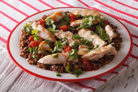 Complementa las lentejas con proteína y verduras.   