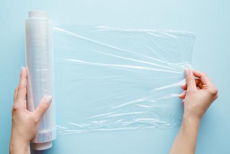 Evitar someter a altas temperaturas los alimentos envueltos en plástico. Evitar someter a altas temperaturas los alimentos envueltos en plástico.