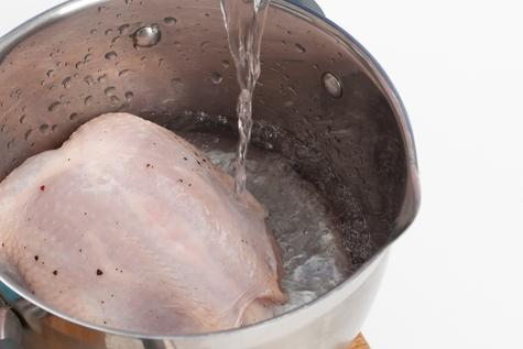 Lo mejor es usar un bowl con agua y colocar el pollo para lavarlo. Lo mejor es usar un bowl con agua y colocar el pollo para lavarlo.