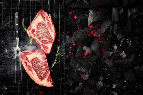 Puedes usar carbón o leña para cocinar la carne.    Puedes usar carbón o leña para cocinar la carne.