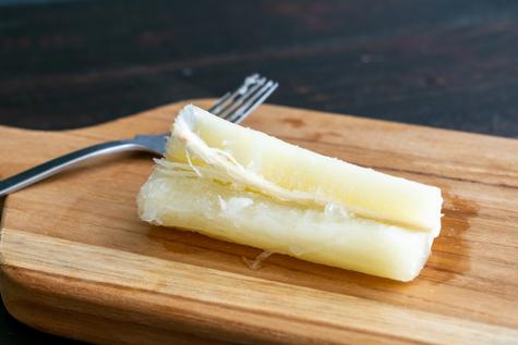 Usa un tenedor para verificar que la yuca esté lista.    Usa un tenedor para verificar que la yuca esté lista.