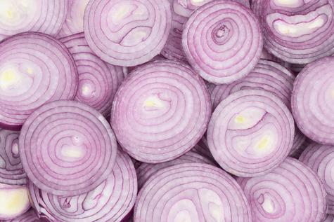 La cebolla elimina la grasa de la parrilla.   