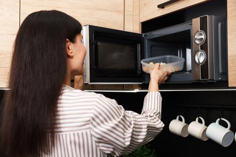 Calentar en un envase de plástico puede ser altamente dañino. Fuente: Shutterstock. Calentar en un envase de plástico puede ser altamente dañino. Fuente: Shutterstock.