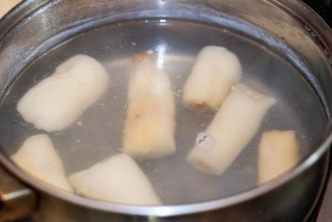 Sumerge la yuca en agua con sal.    Sumerge la yuca en agua con sal.