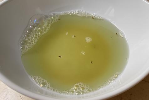 Esta solución te ayudará a eliminar las moscas de fruta. Esta solución te ayudará a eliminar las moscas de fruta.