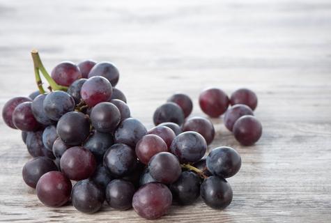 Las frutas con cáscara suelen explotar.   