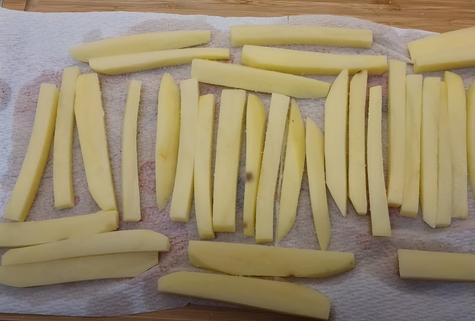 No olvides secar muy bien las papas antes de sumergirlas en aceite caliente. No olvides secar muy bien las papas antes de sumergirlas en aceite caliente.