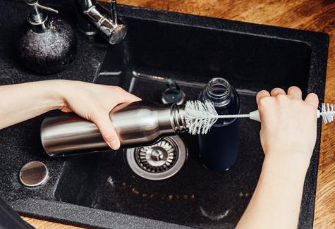 Recuerda lavar profundamente la botella de agua. Recuerda lavar profundamente la botella de agua.