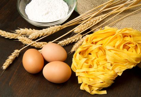 Los fideos de la longevidad están hechos con harina de trigo y huevos. Los fideos de la longevidad están hechos con harina de trigo y huevos.
