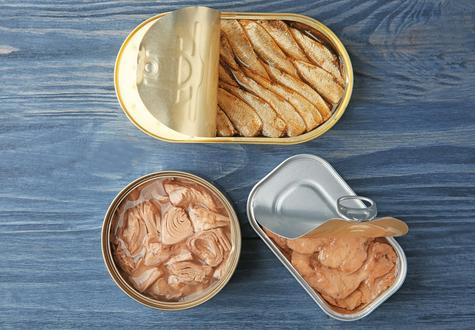 Las latas de atún contienen sodio, lo que pueden causar hipertensión arterial.   