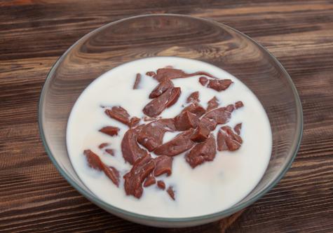 Remoja la carne en leche para suavizar. Remoja la carne en leche para suavizar.