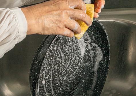 El detergente para la ropa puede dañar la piel y el revestimiento antiadherente de la sartén. El detergente para la ropa puede dañar la piel y el revestimiento antiadherente de la sartén.