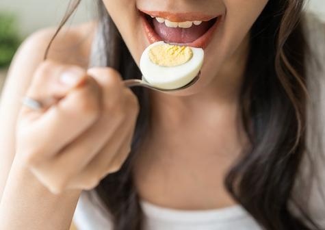 El huevo es un alimento rico en vitaminas, fósforo, hierro, calcio y zinc. El huevo es un alimento rico en vitaminas, fósforo, hierro, calcio y zinc.
