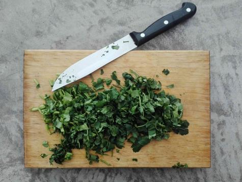 Cortarlo en trozos pequeños y luego colocarlo en un recipiente con agua antes de guardarlo en el refrigerador Cortarlo en trozos pequeños y luego colocarlo en un recipiente con agua antes de guardarlo en el refrigerador