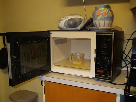 Evitar utilizar el microondas como superficie de almacenamiento Evitar utilizar el microondas como superficie de almacenamiento