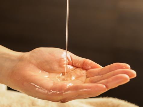 Aplica unas gotas de aceite en tus manos y déjalo actuar hasta que disminuya la sensación de picor. Aplica unas gotas de aceite en tus manos y déjalo actuar hasta que disminuya la sensación de picor.