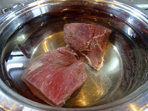 Descongelar la carne en agua caliente contribuye a la multiplicación de bacterias. Descongelar la carne en agua caliente contribuye a la multiplicación de bacterias.