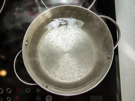 Los mejor es desinfectar los alimentos con agua hervida a 50 y 60 ºC.   