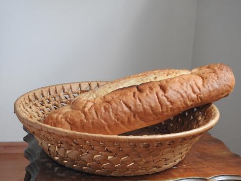 Usar las bolsas de plástico convertirá el pan duro y seco.   