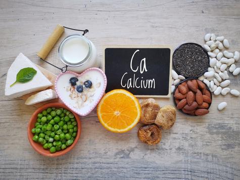 Una dieta variada que incluya verduras, granos y productos fortificados asegura la ingesta adecuada de calcio. Fuente: Shutterstock.   