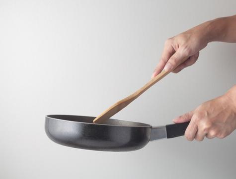 Usa utensilios de madera o plástico para evitar rayar la sartén. Usa utensilios de madera o plástico para evitar rayar la sartén. 