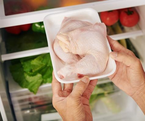 Ten en cuenta que el pollo puede mantenerse fresco de 2 a 3 días en el refrigerador. Ten en cuenta que el pollo puede mantenerse fresco de 2 a 3 días en el refrigerador.