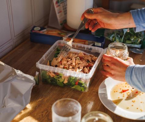 Lo mejor es guardar los alimentos como el atún en recipientes herméticos. Lo mejor es guardar los alimentos como el atún en recipientes herméticos.