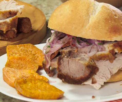Pan con chicharrón. Pan con chicharrón.