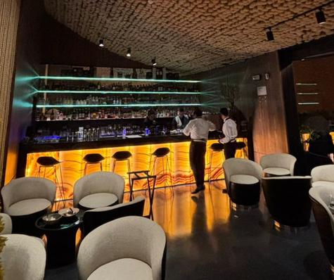 Brass Grill & Bar resalta el sabor de sus platos a través de las brasas. Brass Grill & Bar resalta el sabor de sus platos a través de las brasas.