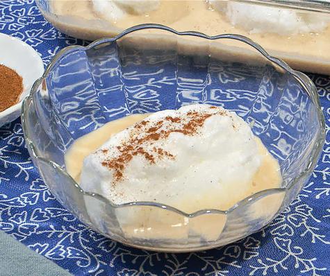 Huevos a la nieve con crema inglesa.   