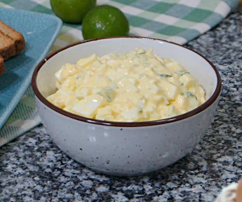 Ensalada de huevo duro.   