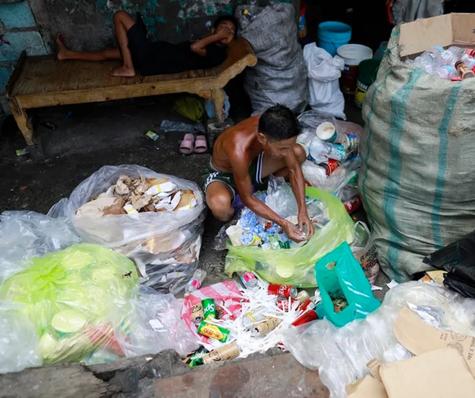 Los recolectores se encargan de recolectar carne, verduras y otros ingredientes para el pag pag.   