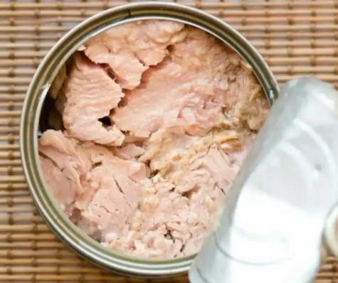 Con la información de las latas de atún podrás identificar cual es la más adecuada.   