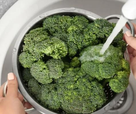 Lava y desinfecta el brócoli con vinagre.    Lava y desinfecta el brócoli con vinagre.