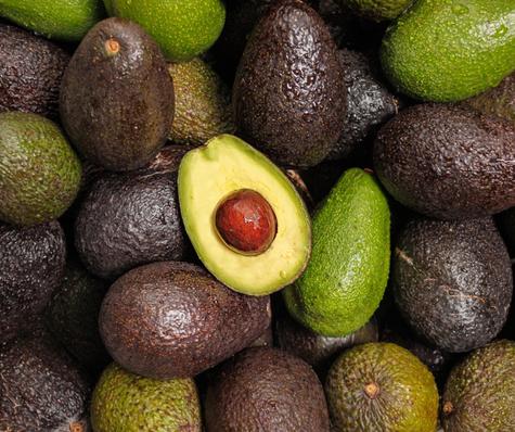 El mejor truco para evitar que la palta se oxida es manteniéndola con el carozo.   