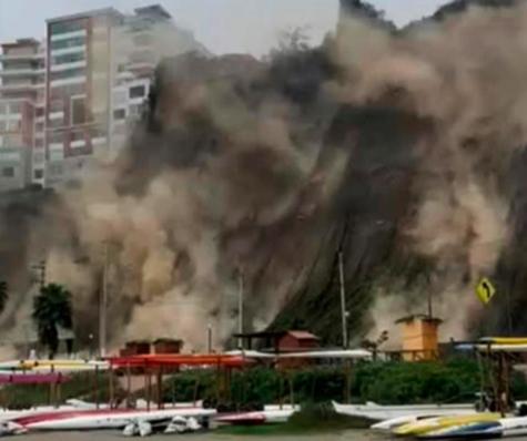 Derrumbe en acantilados de la Costa Verde.    Derrumbe en acantilados de la Costa Verde.